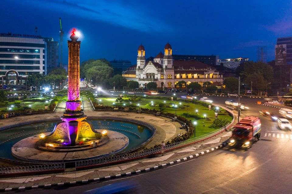 Suasana Tugu Muda Semarang Pusat Kota Saat Malam Hari