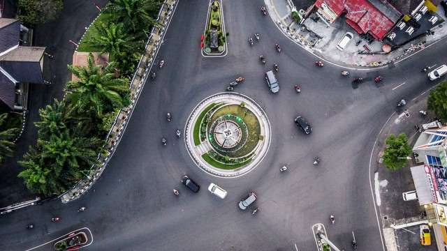 Tugu Tengah di Kota Salatiga Pada Siang hari