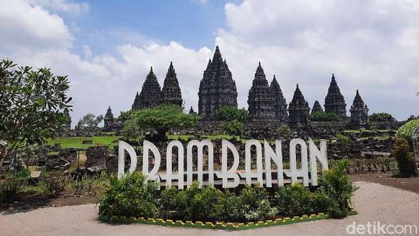 Pemandangan Candi Prambanan di Siang hari tetap memukai