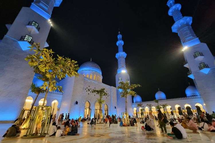 Masjid Raya Sheikh Zayed Sangat Dekat Dengan Stasiun Solo Balapan