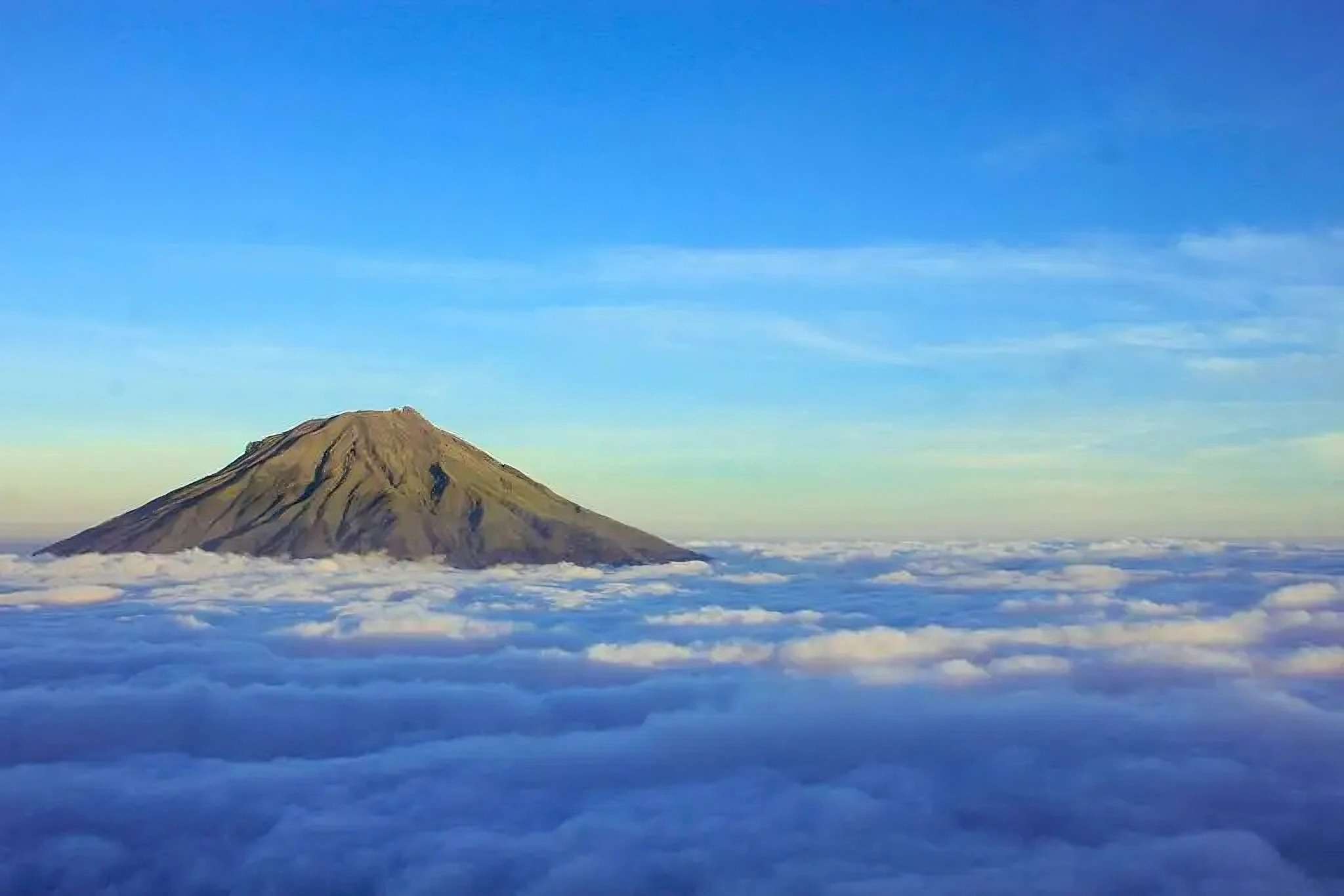 Pemandangan Dari Atas Gunung Sindoro