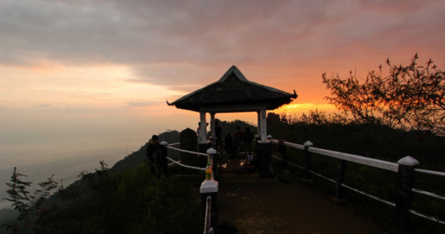 sunrise di Puncak Suroloyo jogja