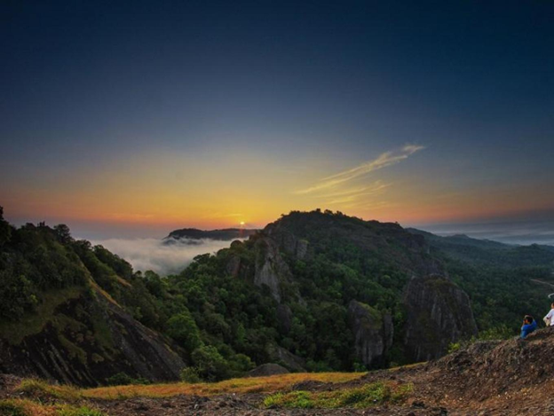 sunrise di Gunung Api Purba Nglanggeran jogja