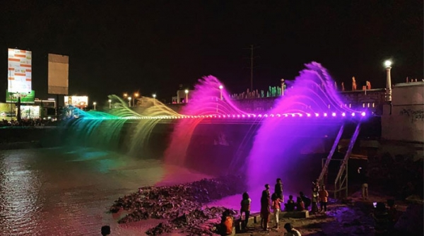 wisata malam Jembatan Banjir Kanal Barat